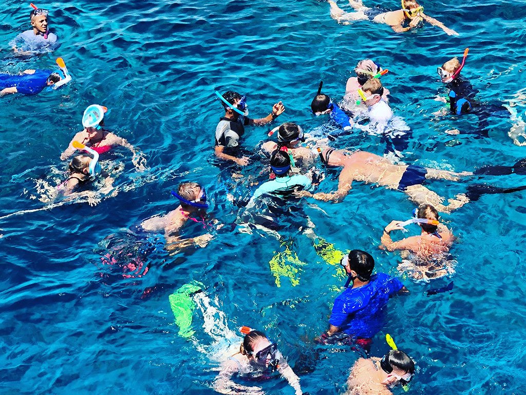 adulti e bambini acqua snorkelling